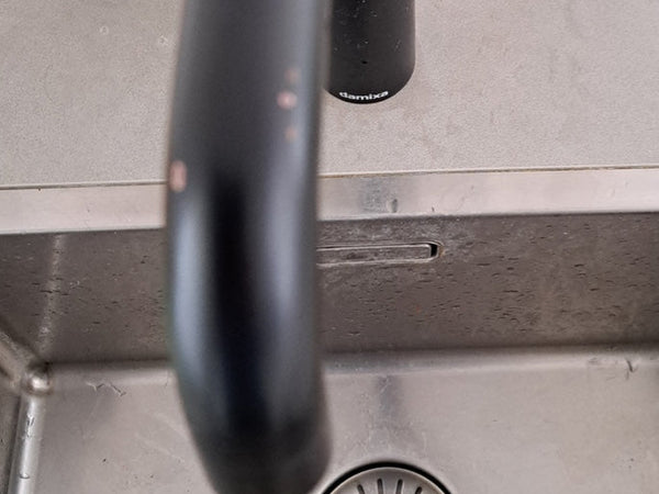 Er komen gaatjes in mijn kraan uitloop, hoe kan dat en hoe voorkom ik dat??