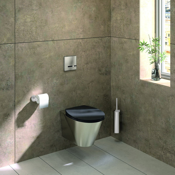 Delabie toiletopstelling elektronisch met BCN S hangtoilet en witte accessoires - sfeerfoto
