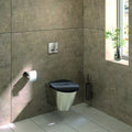 Delabie toiletopstelling elektronisch met BCN S hangtoilet en mat zwarte accessoires - sfeerfoto