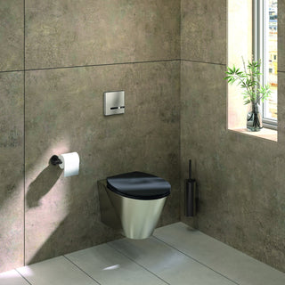 Delabie toiletopstelling elektronisch met BCN S hangtoilet en mat zwarte accessoires - sfeerfoto