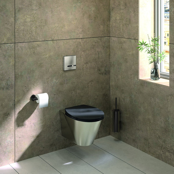 Delabie toiletopstelling elektronisch met BCN S hangtoilet en mat zwarte accessoires - sfeerfoto